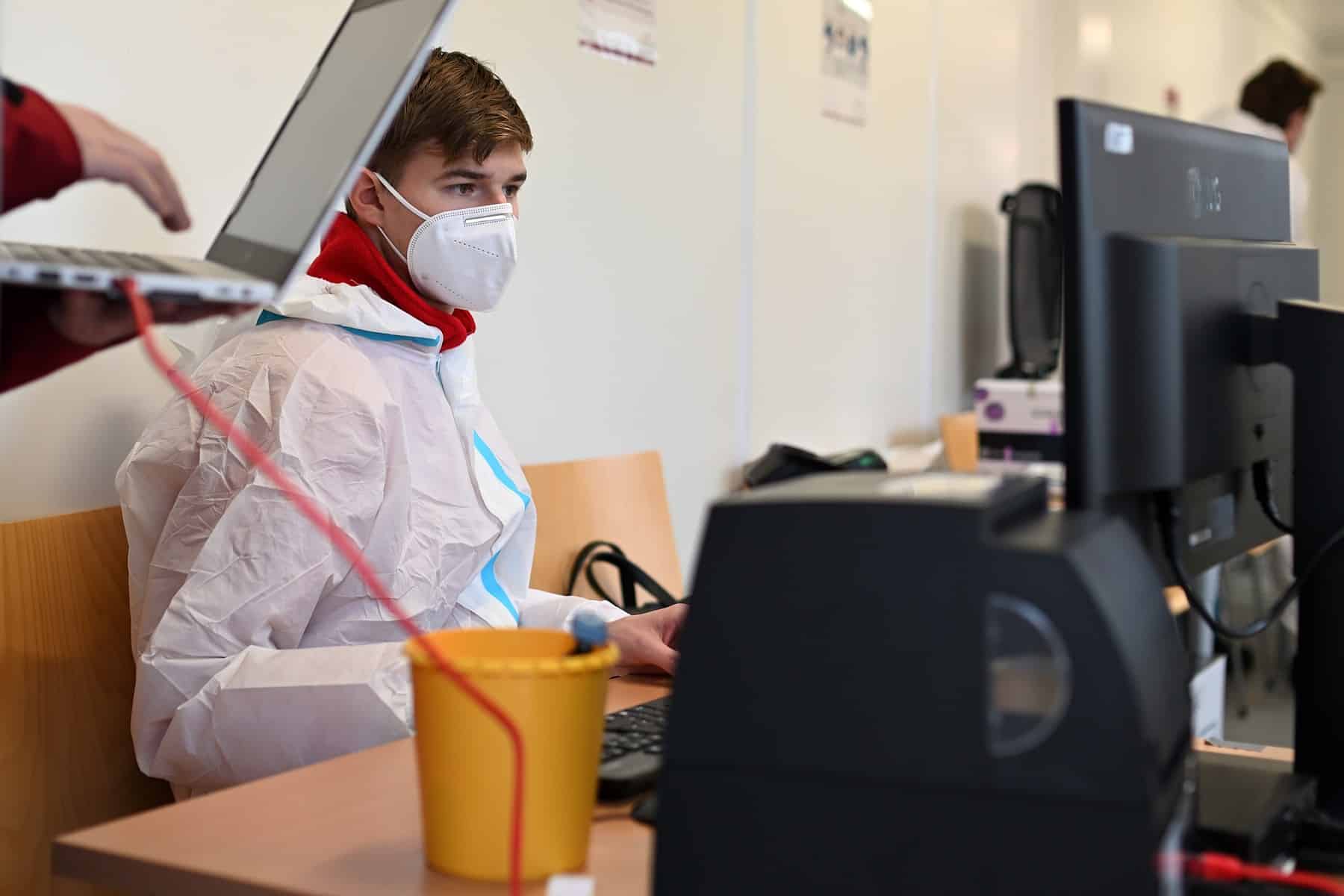 Herr bei der Registrierung in der Covid-19 Checkbox