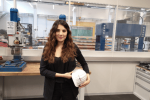 Aylin Durukan in der Wiener Netze Produktionshalle