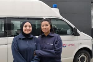 Zwei junge Frauen vor einem Wiener Netze Einsatzfahrzeug
