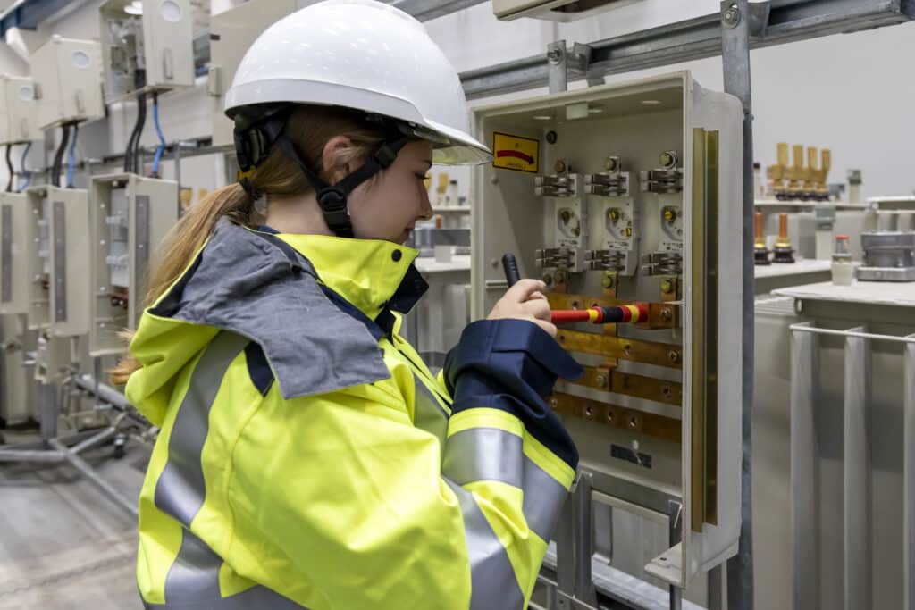 Elektrotechnikerin arbeitet in der Kabelschule