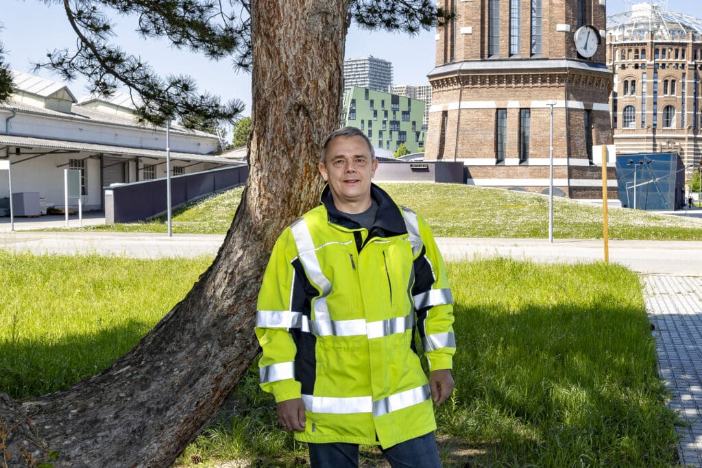 Norbert Schlögl vor einem Baum