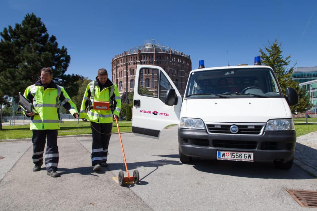 Gasspürer mit Messgerät vor Wiener Netze Auto