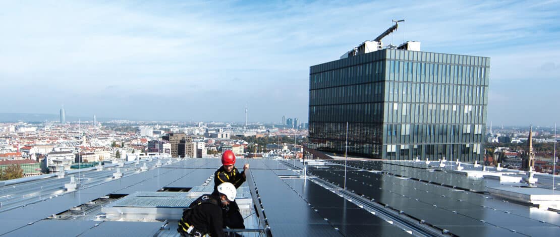 Techniker montieren Solarpanele