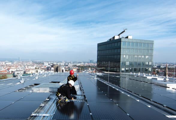Techniker montieren Solarpanele