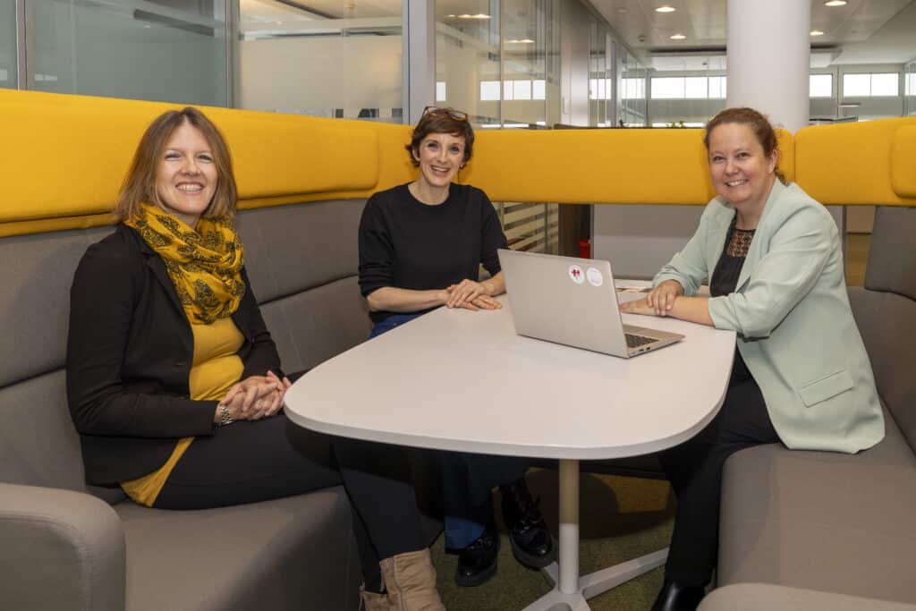 Barbara Pirker, Bettina Widlar und Yvonne Rebernig, Führungskräfte bei den Wiener Netzen, in einer Sitzecke mit Tisch