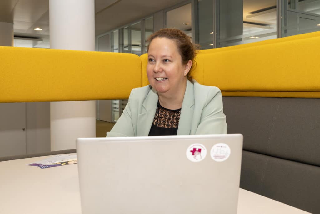 Yvonne Rebernig arbeitet am Laptop