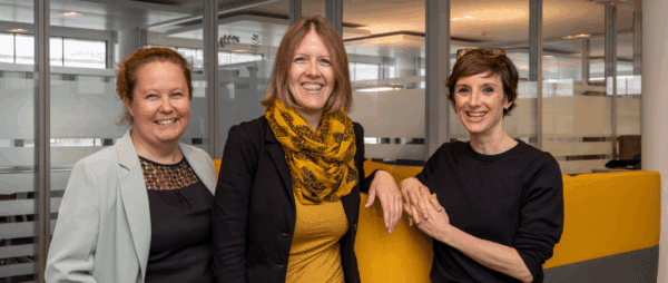Yvonne Rebernig, Abteilungsleitung HR-Management, Barbara Pirker, Hauptabteilungsleitung Allgemeine Services, und Bettina Widlar, Stabstellenleitung Unternehmenskommunikation, diskutieren über die flexiblen Arbeitszeitmodelle bei den Wiener Netzen. ©Wiener Netze/Manfred Tucherl