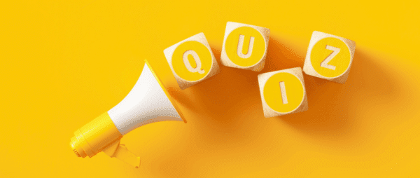 Wort Quiz auf Holzwürfeln.