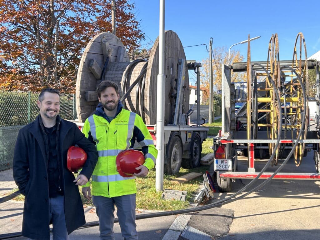 Wiener Netze-Mitarbeiter vor der Kabeltrommel
