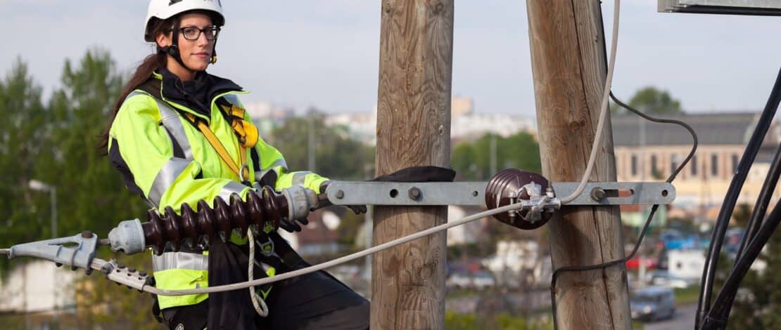 Lehrling auf Holzmast