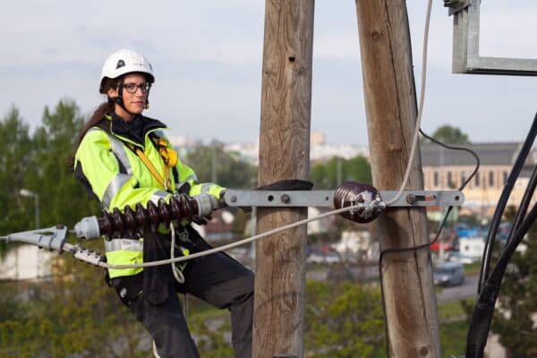 Lehrling auf Holzmast