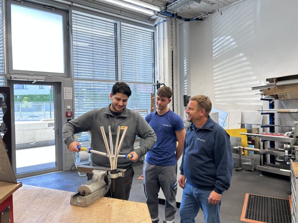 Lehrlinge und Ausbilder in der Werkstatt