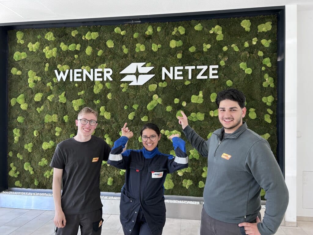 Lehrlinge vor Wiener Netze-Wand