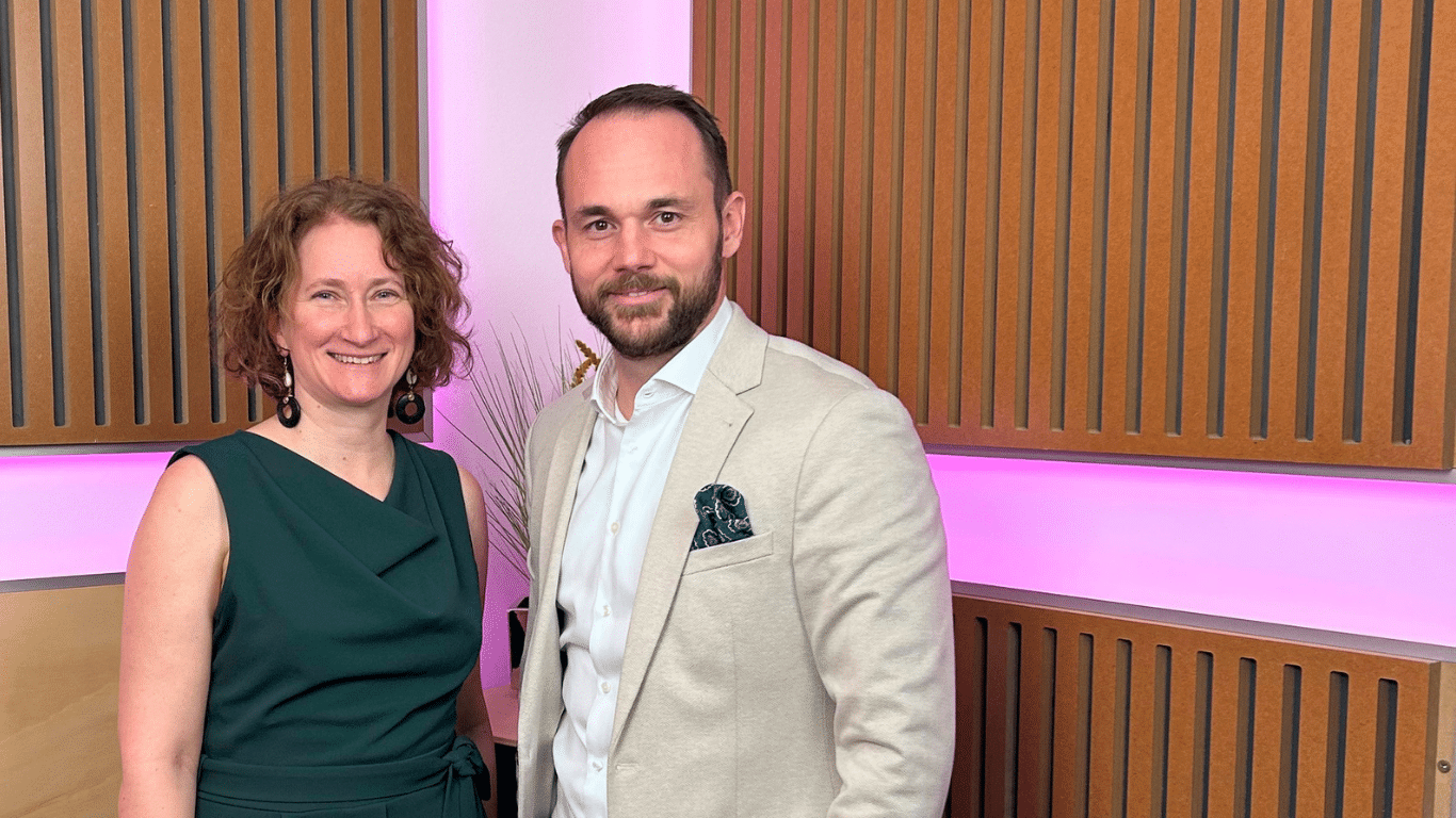 Podcast-Moderatorin Jaqueline Becker-Lohberger und Wiener Netze-Digitalisierungsexperte Florian Kohl. ©Wiener Netze/Manuela Gutenbrunner
